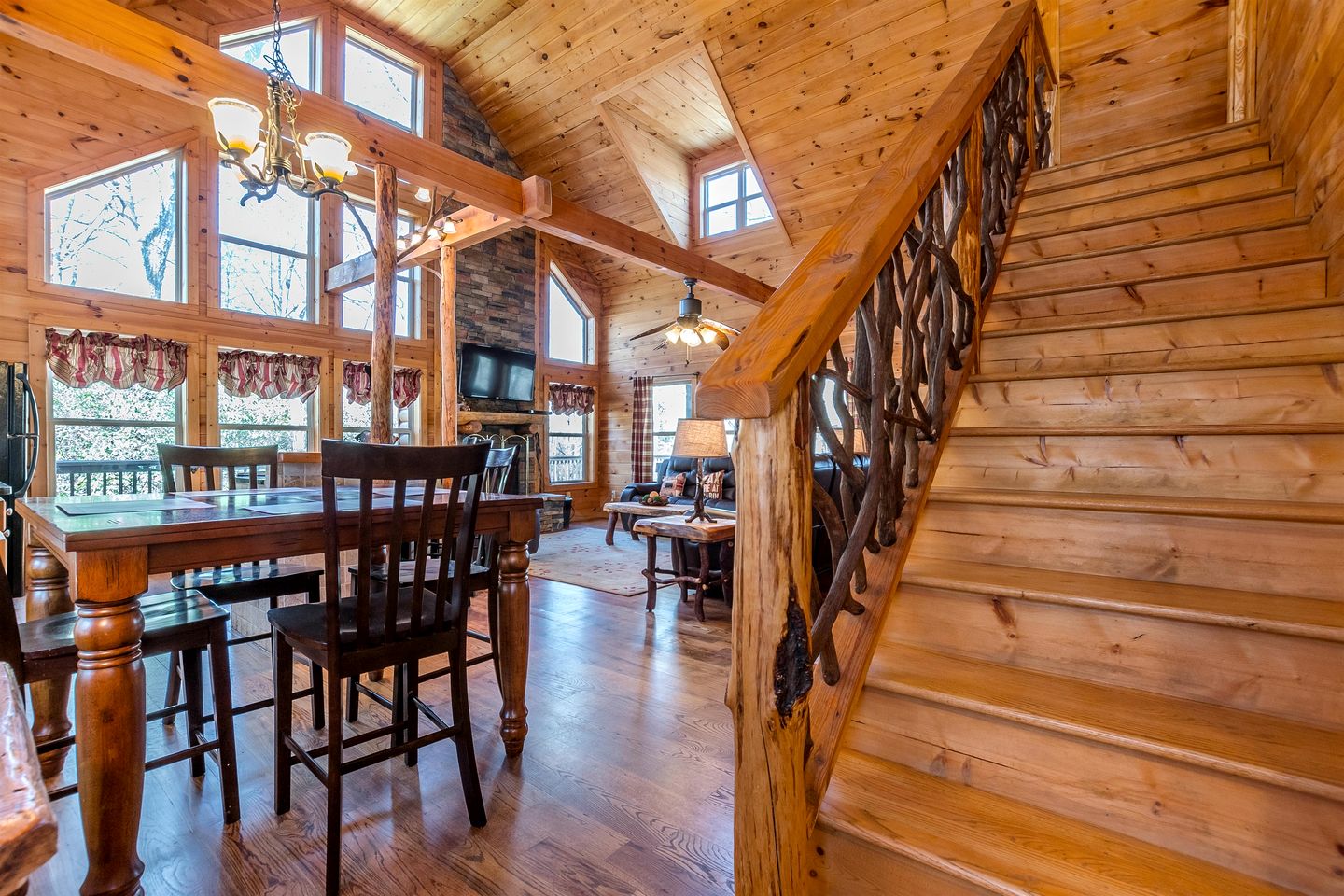 Incredible Cabin with Pool Table and Hot-Tub in Cleveland, Georgia