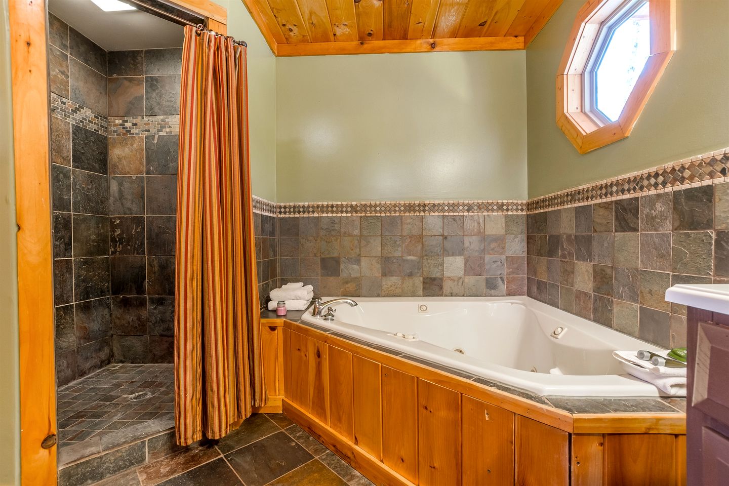 Incredible Cabin with Pool Table and Hot-Tub in Cleveland, Georgia