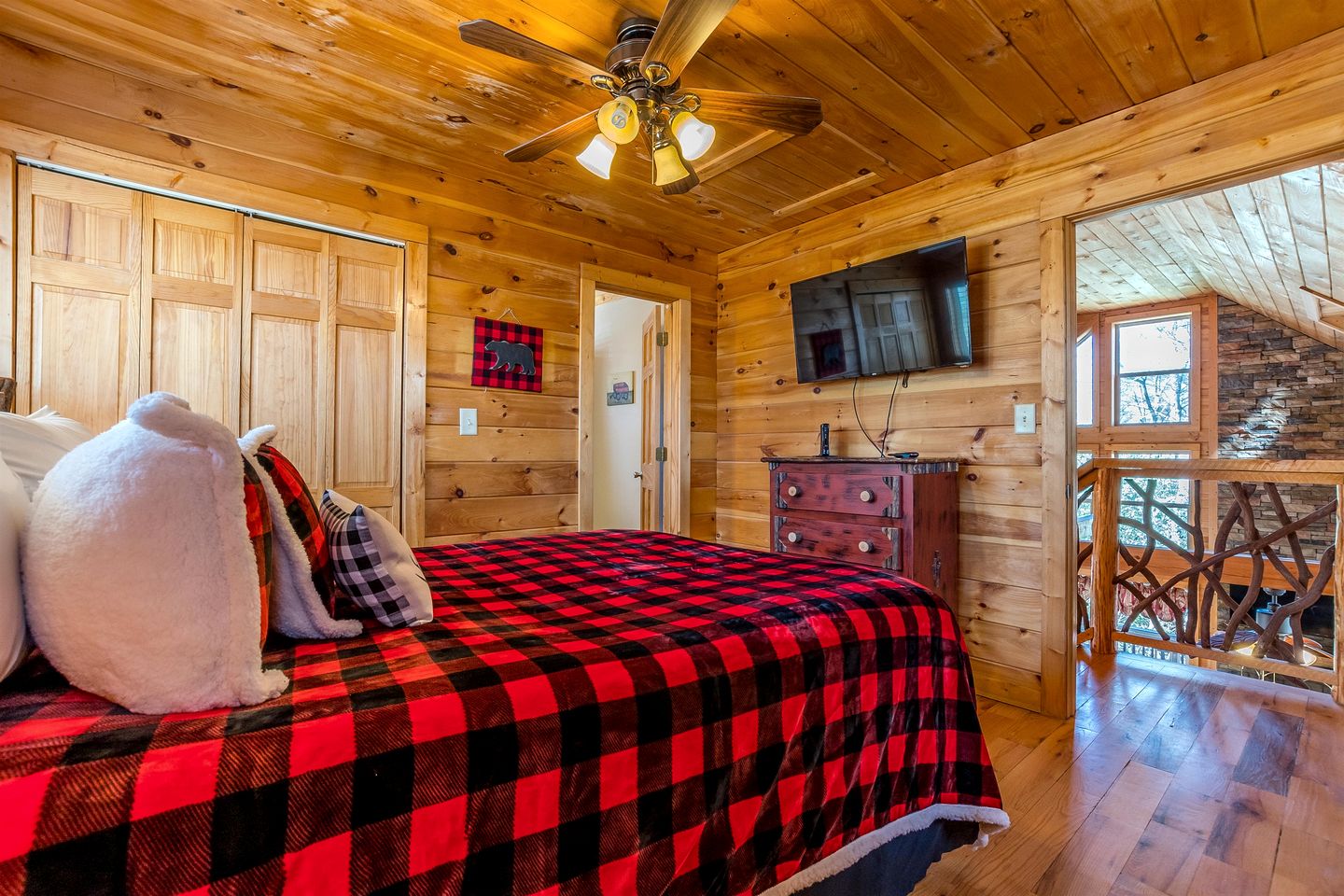 Incredible Cabin with Pool Table and Hot-Tub in Cleveland, Georgia