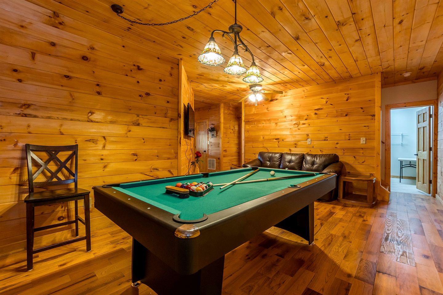 Incredible Cabin with Pool Table and Hot-Tub in Cleveland, Georgia