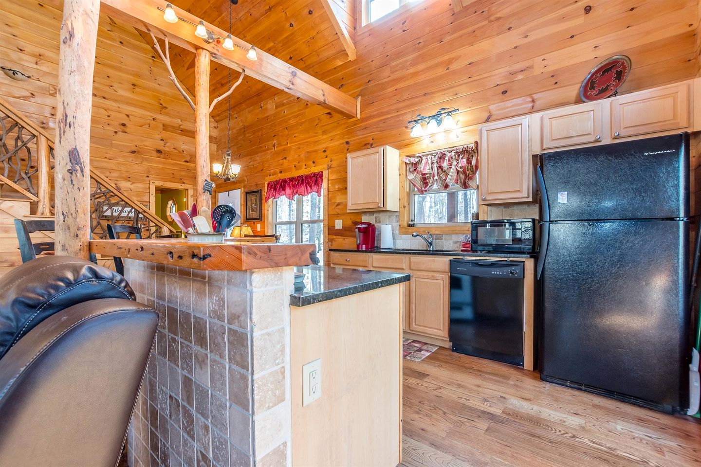 Incredible Cabin with Pool Table and Hot-Tub in Cleveland, Georgia