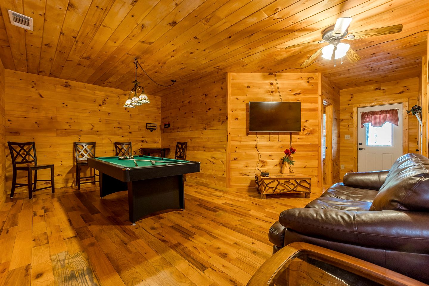 Incredible Cabin with Pool Table and Hot-Tub in Cleveland, Georgia