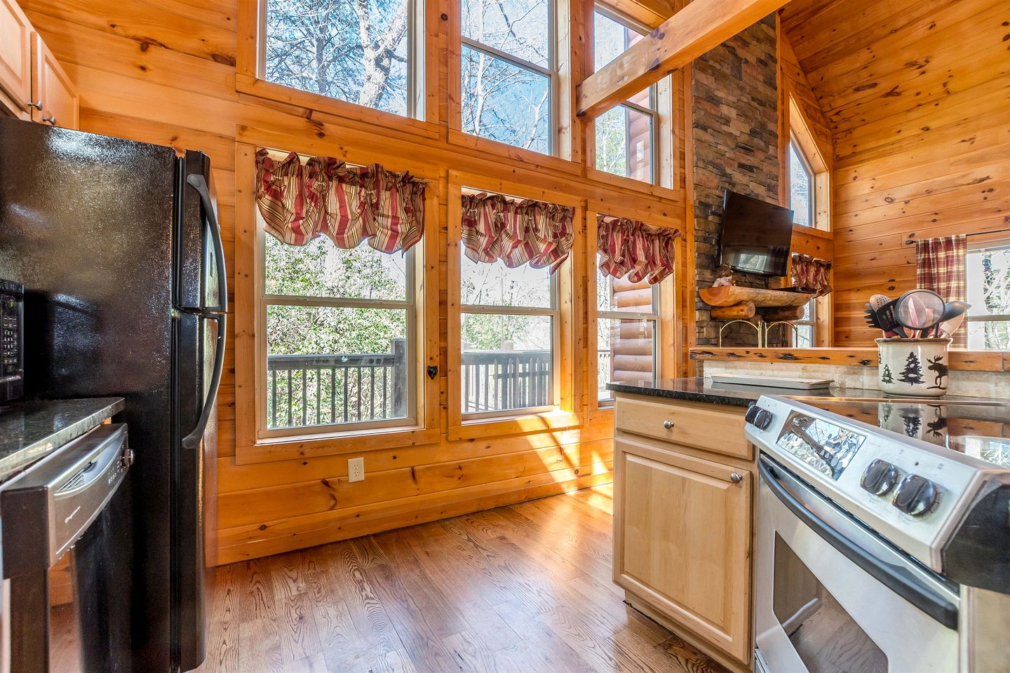 Incredible Cabin with Pool Table and Hot-Tub in Cleveland, Georgia