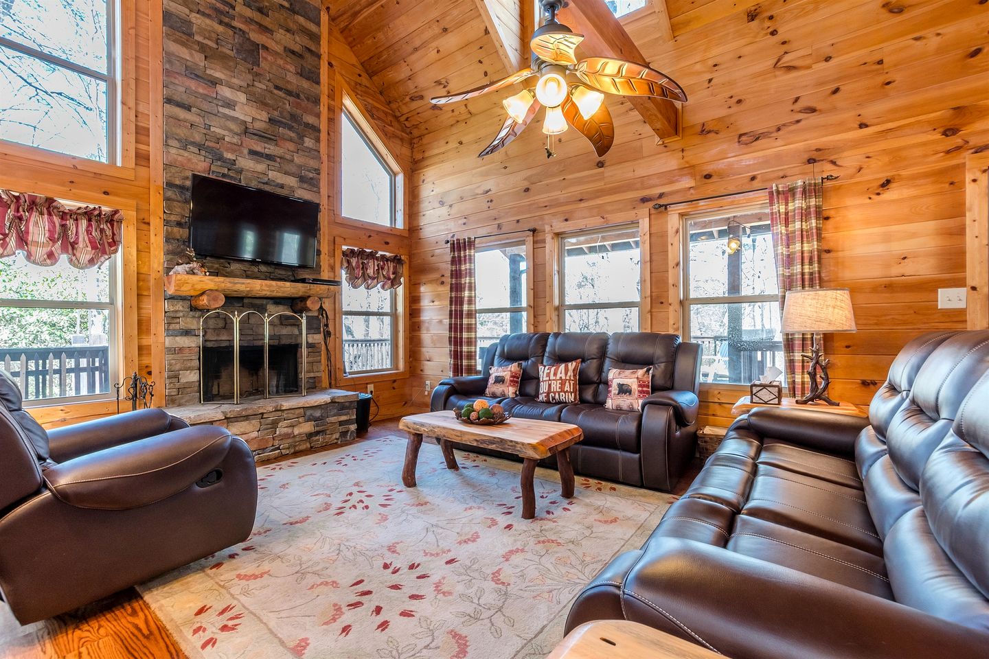 Incredible Cabin with Pool Table and Hot-Tub in Cleveland, Georgia