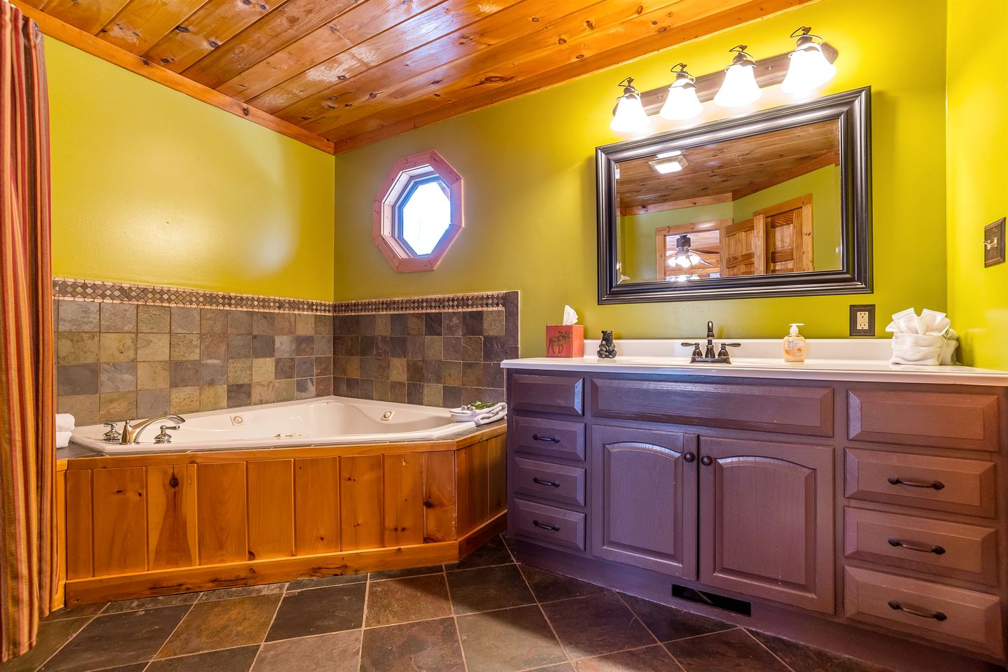 Incredible Cabin with Pool Table and Hot-Tub in Cleveland, Georgia