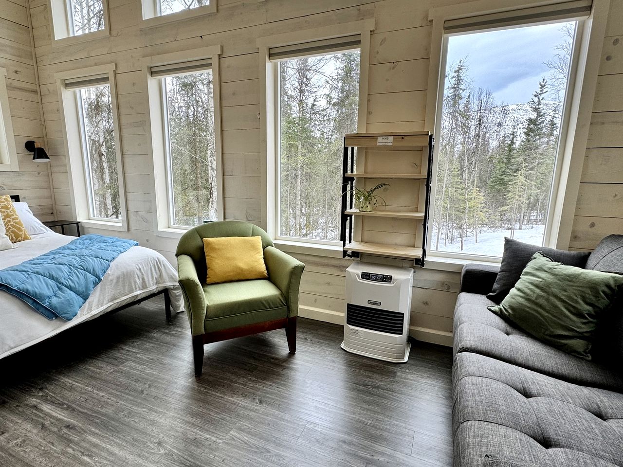 Incredible Cabin Surrounded by Trees and Hot-tub Provided in Anchorage, Alaska