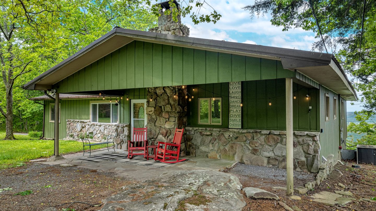 Incredible Cottage with Breathtaking Views from the Amazing Deck, the Perfect Base for Exploring the Area Around Mentone, Alabama