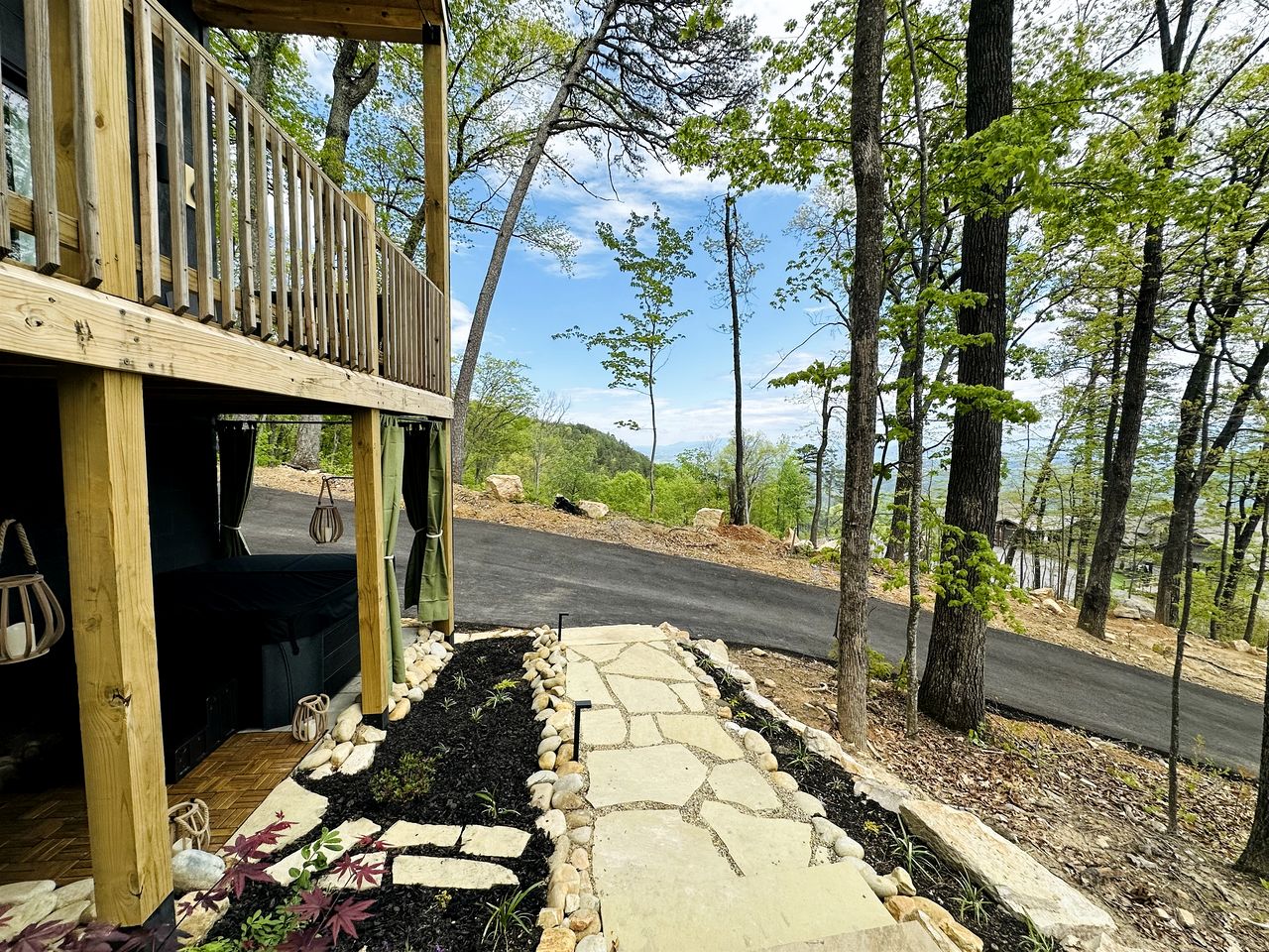 Incredible Cottage with Hot-Tub and Deck in Sevierville, Tennessee