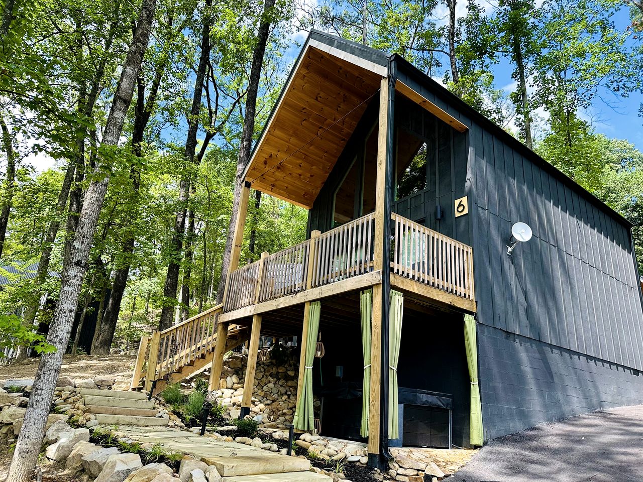 Incredible Cottage with Hot-Tub and Deck in Sevierville, Tennessee