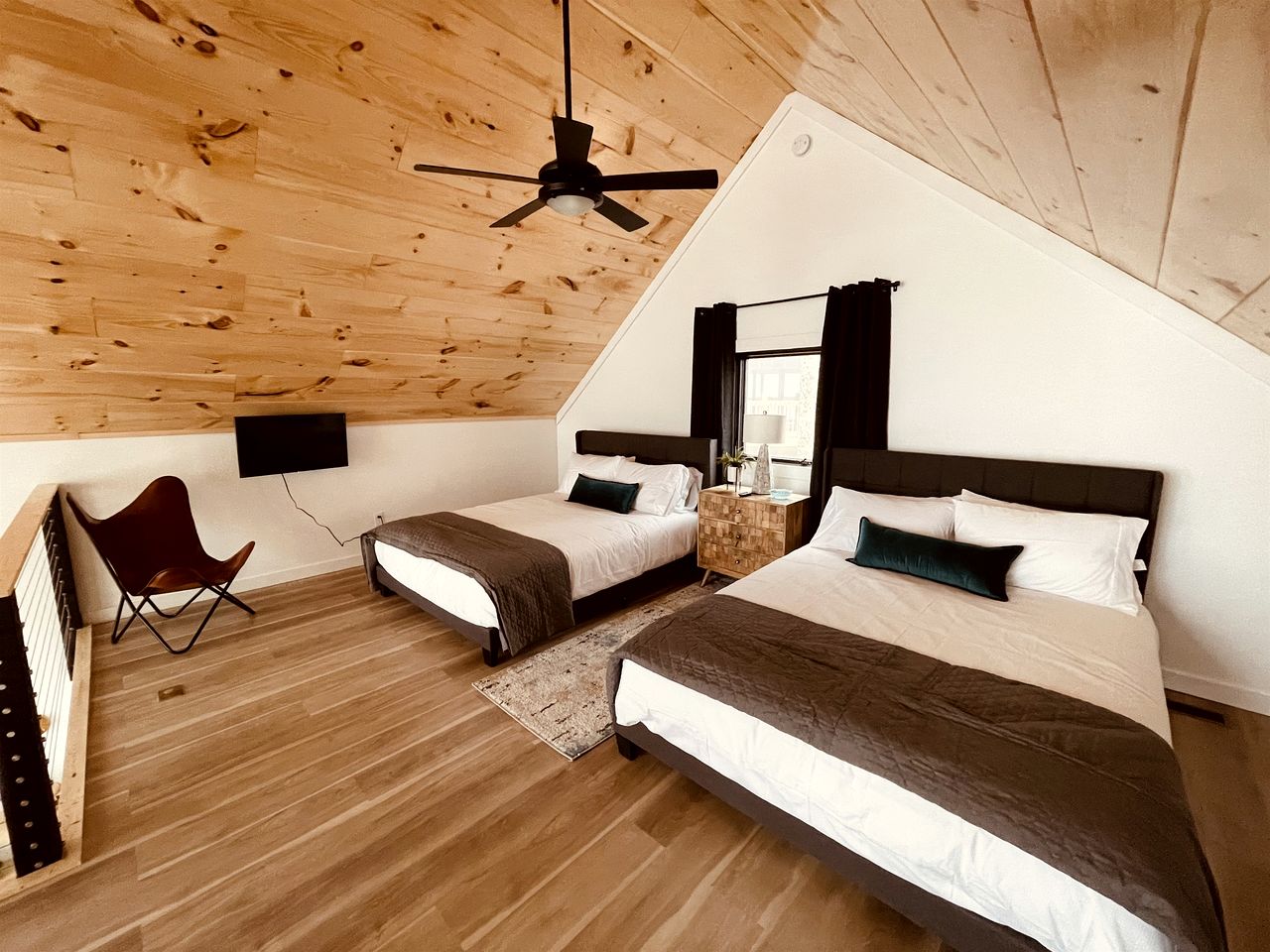 Incredible Cottage with Hot-Tub and Deck in Sevierville, Tennessee