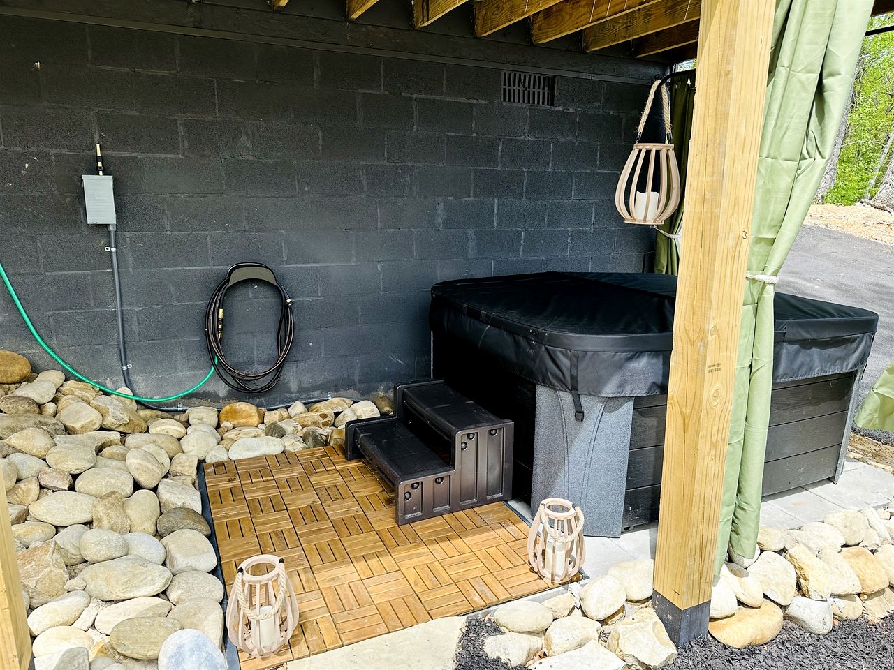 Incredible Cottage with Hot-Tub and Deck in Sevierville, Tennessee