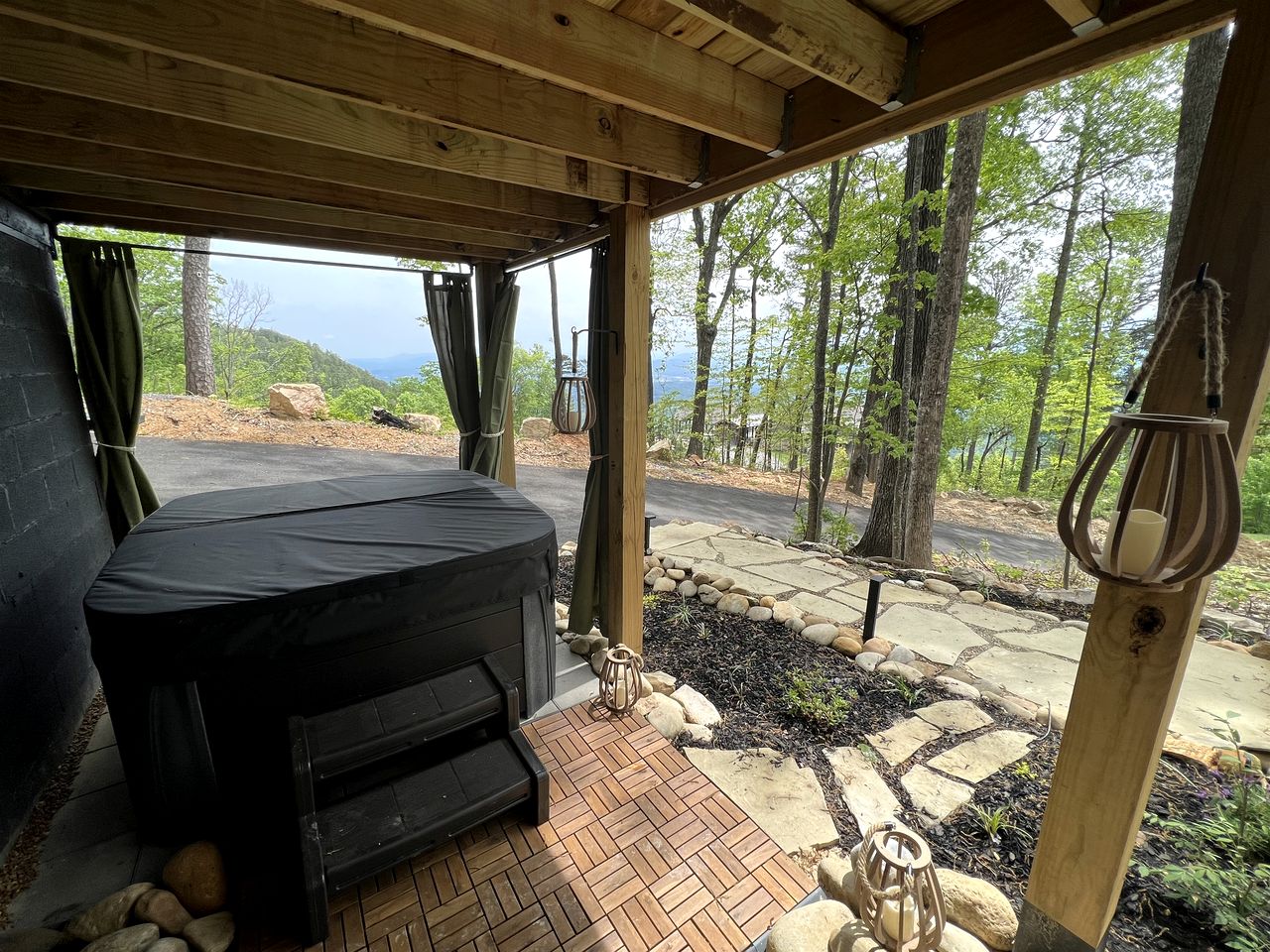 Incredible Cottage with Hot-Tub and Deck in Sevierville, Tennessee