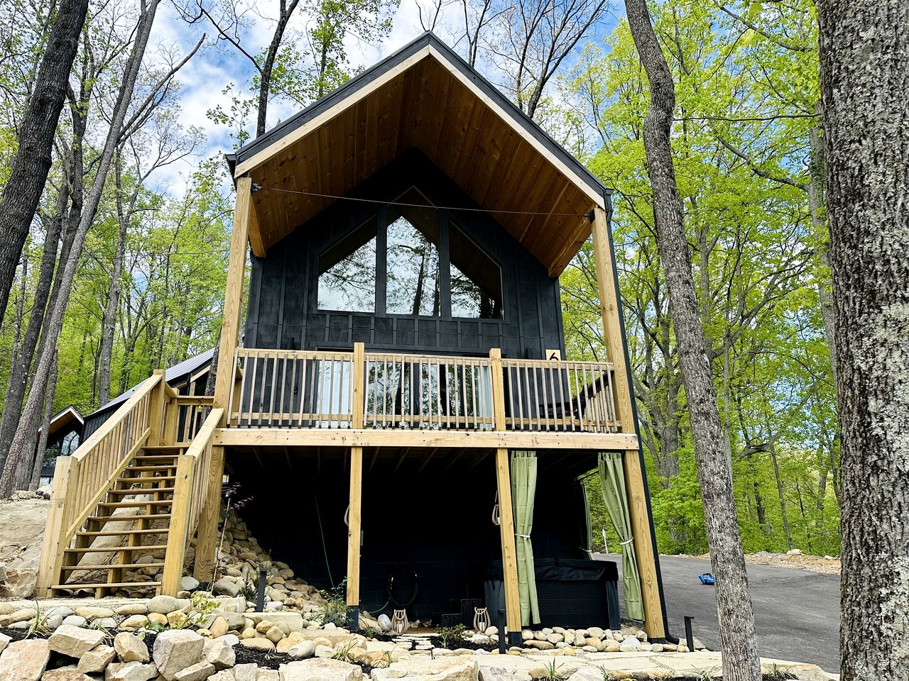 Incredible Cottage with Hot-Tub and Deck in Sevierville, Tennessee