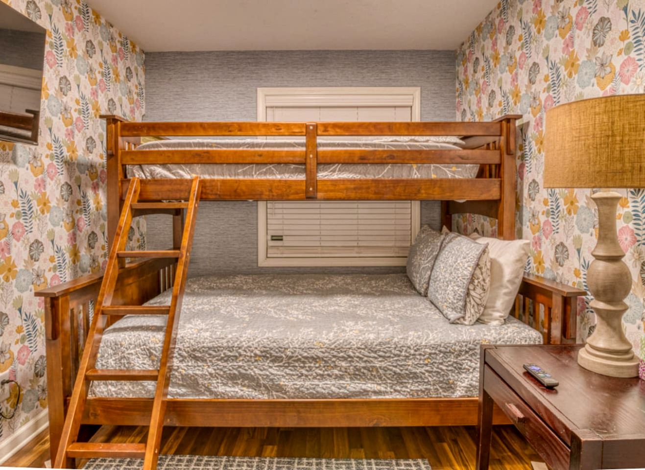 Incredible Cozy Cottage with Hot-tub in Gary, Indiana