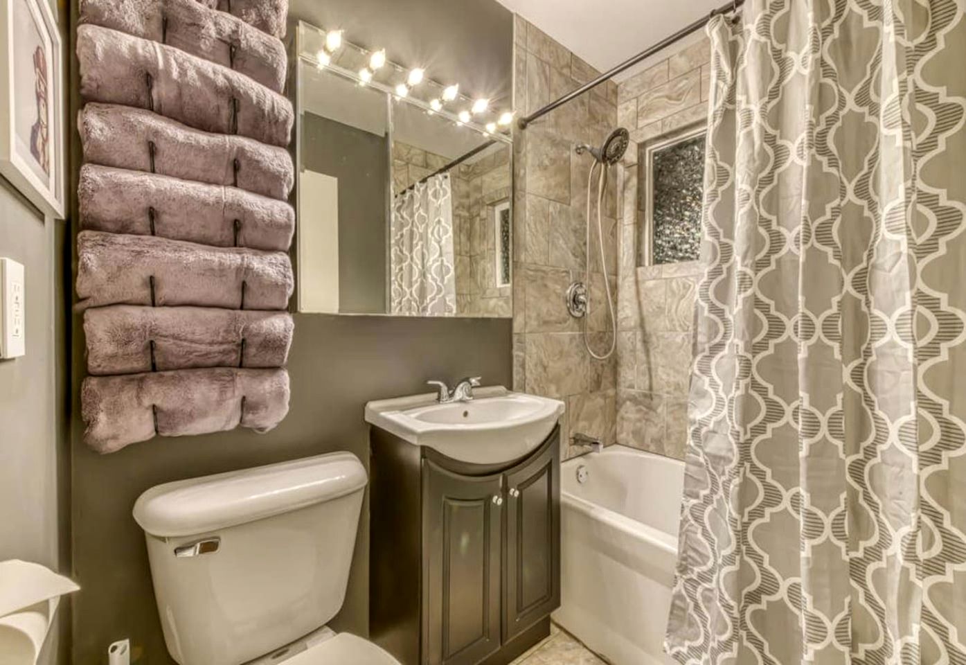 Incredible Cozy Cottage with Hot-tub in Gary, Indiana