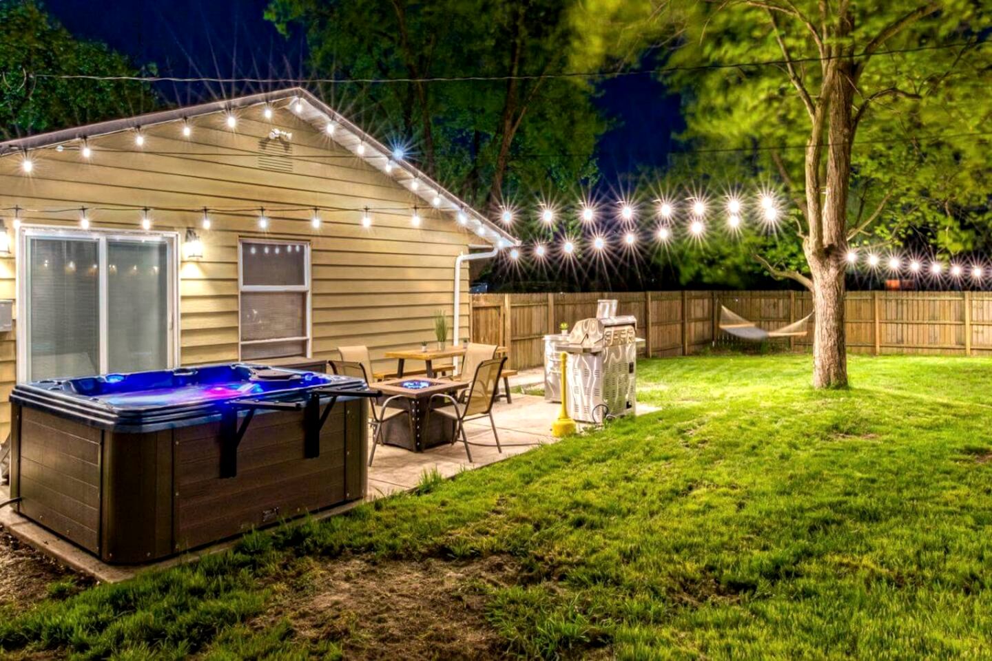 Incredible Cozy Cottage with Hot-tub in Gary, Indiana