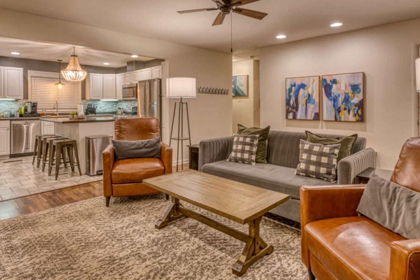 Incredible Cozy Cottage with Hot-tub in Gary, Indiana