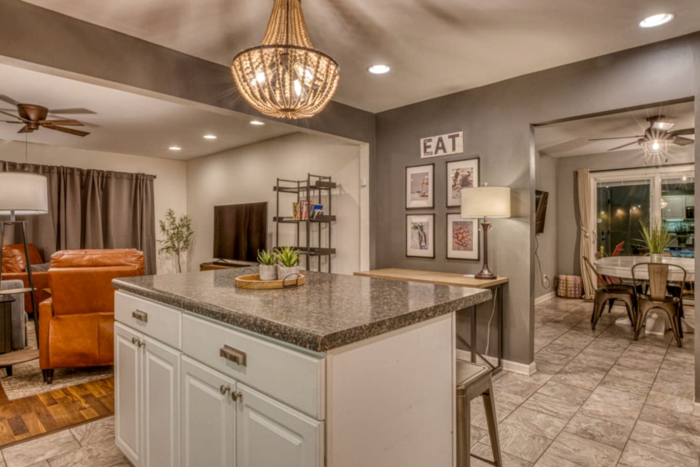 Incredible Cozy Cottage with Hot-tub in Gary, Indiana