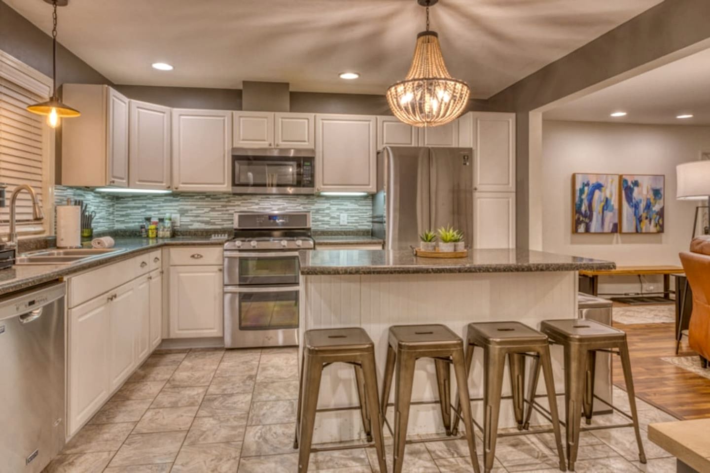 Incredible Cozy Cottage with Hot-tub in Gary, Indiana