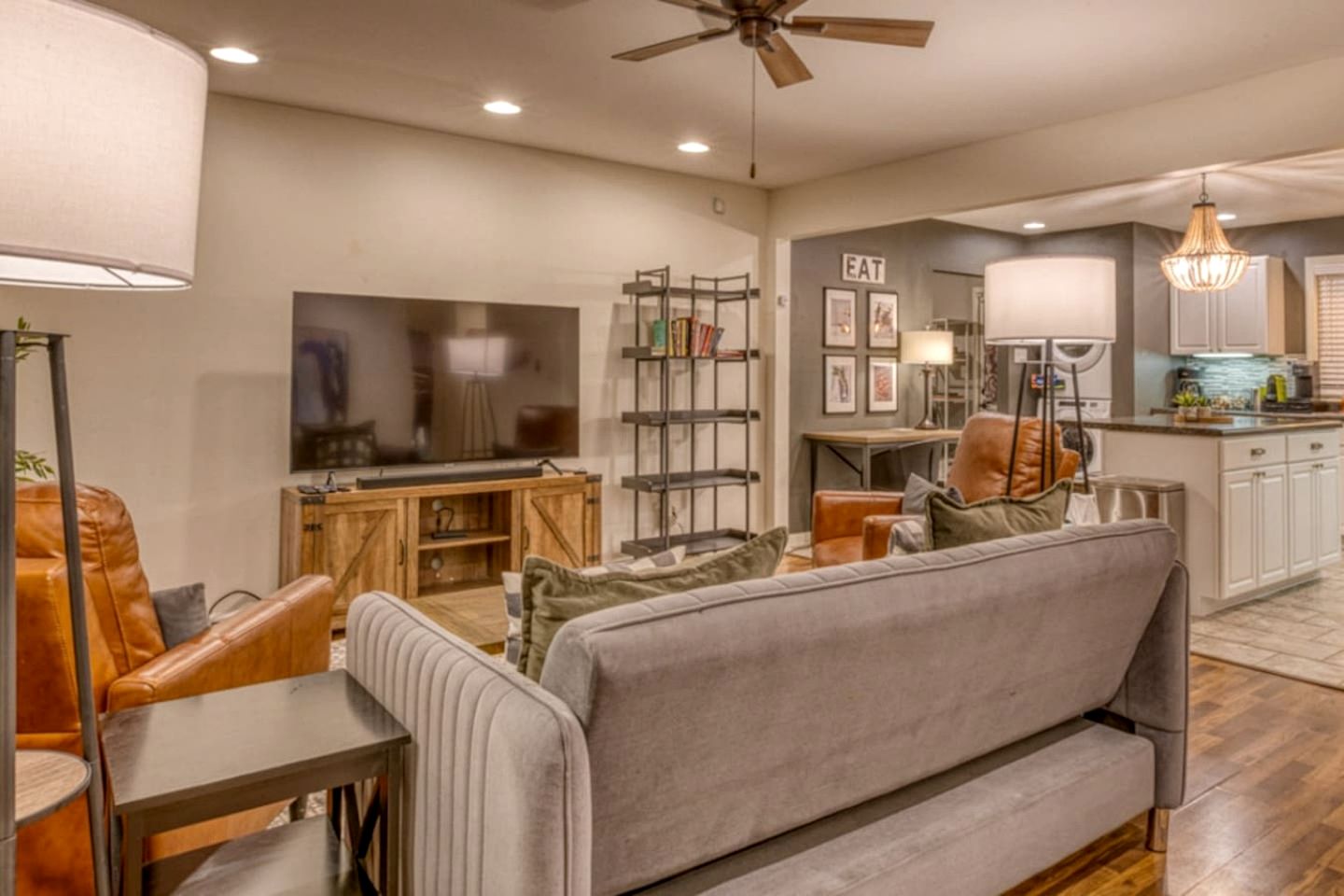 Incredible Cozy Cottage with Hot-tub in Gary, Indiana