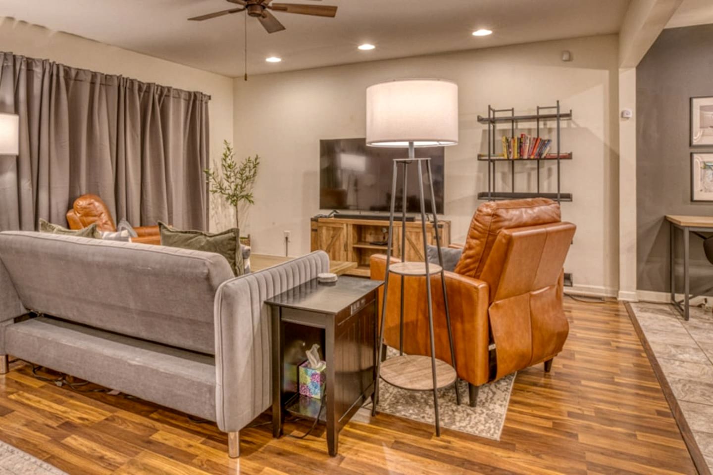 Incredible Cozy Cottage with Hot-tub in Gary, Indiana