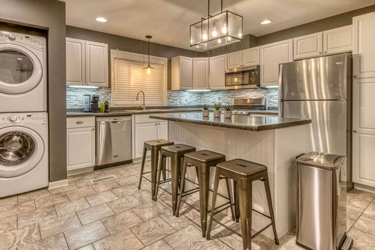 Incredible Cozy Cottage with Hot-tub in Gary, Indiana