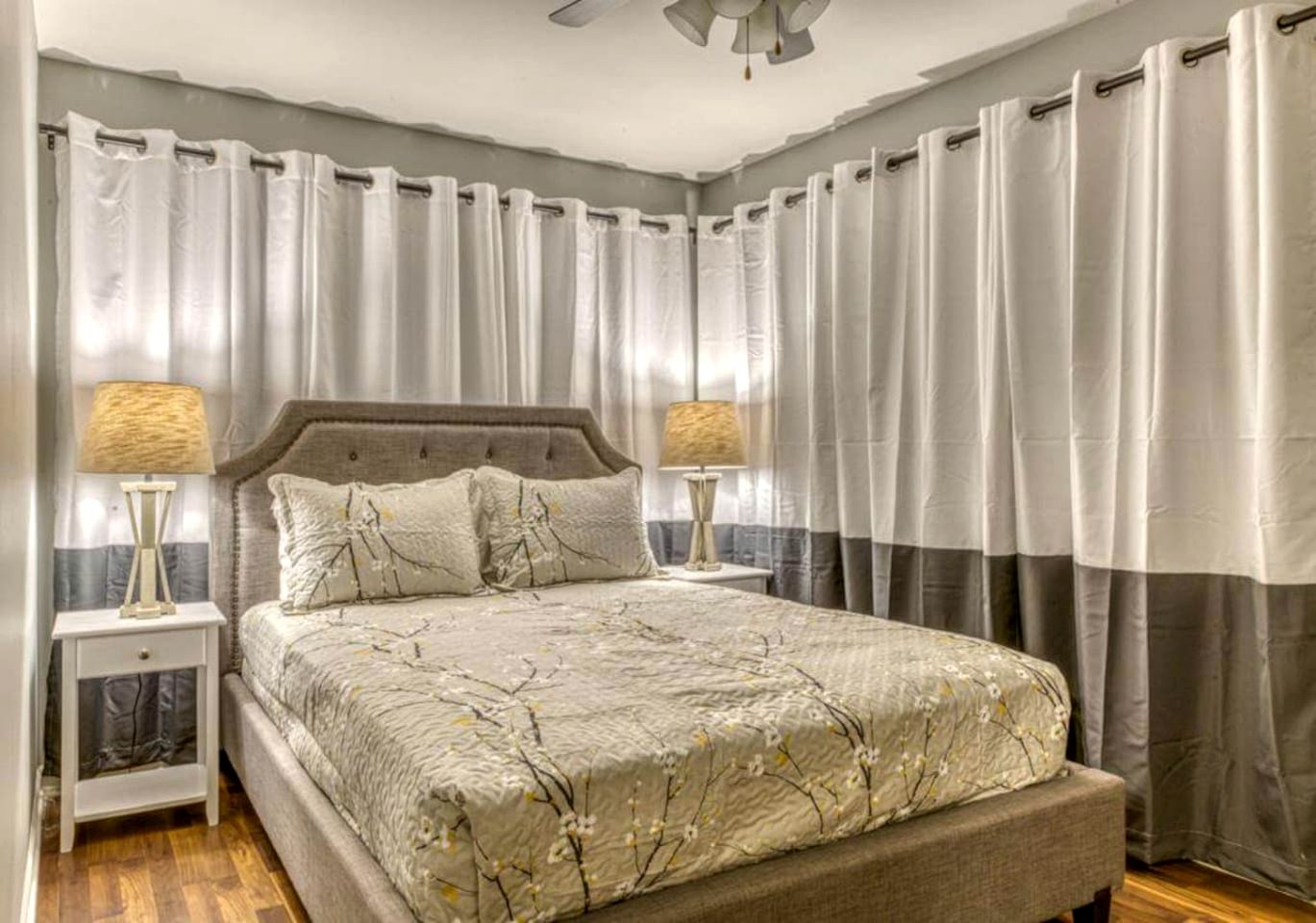 Incredible Cozy Cottage with Hot-tub in Gary, Indiana