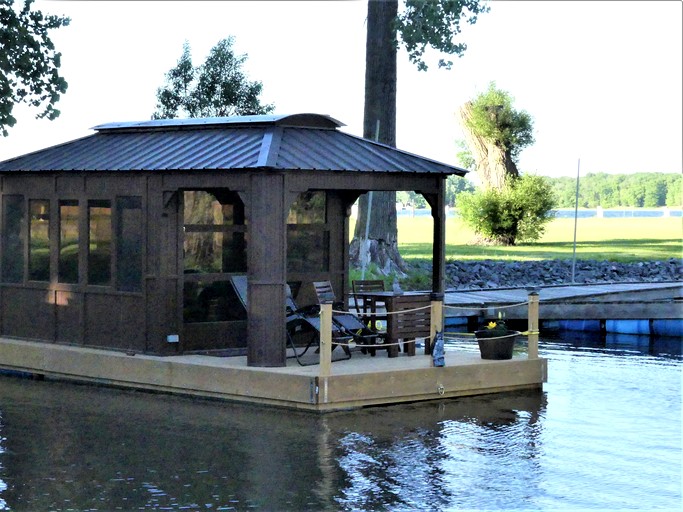 Floating Homes (Canada, Île-aux-Noix,, Quebec)