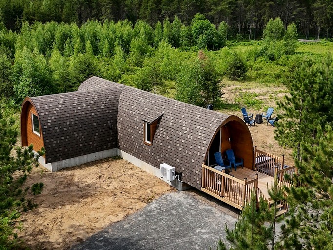 Pods (Canada, Saint-Alexis-des-Monts, Quebec)