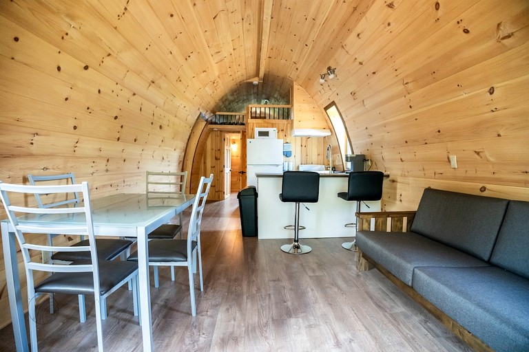 Pods (Canada, Saint-Alexis-des-Monts, Quebec)