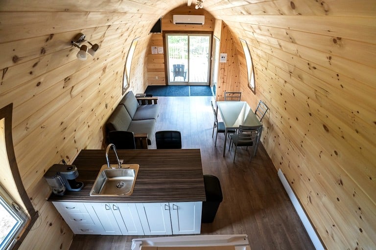 Pods (Canada, Saint-Alexis-des-Monts, Quebec)