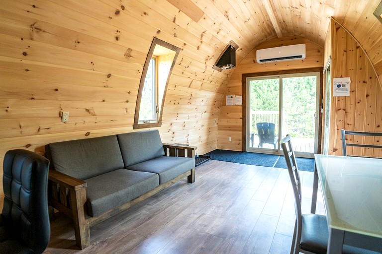Pods (Canada, Saint-Alexis-des-Monts, Quebec)