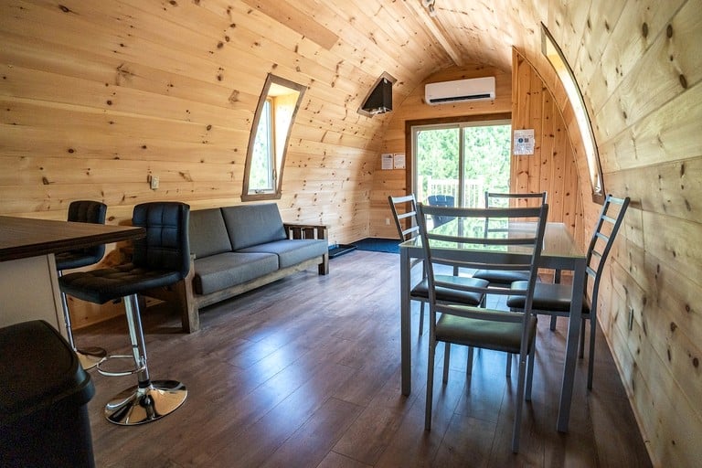 Pods (Canada, Saint-Alexis-des-Monts, Quebec)