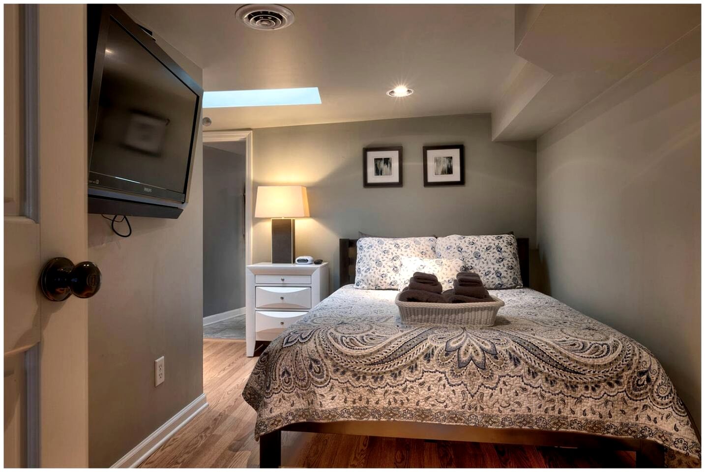 Incredible Lakefront Villa with Gorgeus Sights and Fireplace in Gary, Indiana