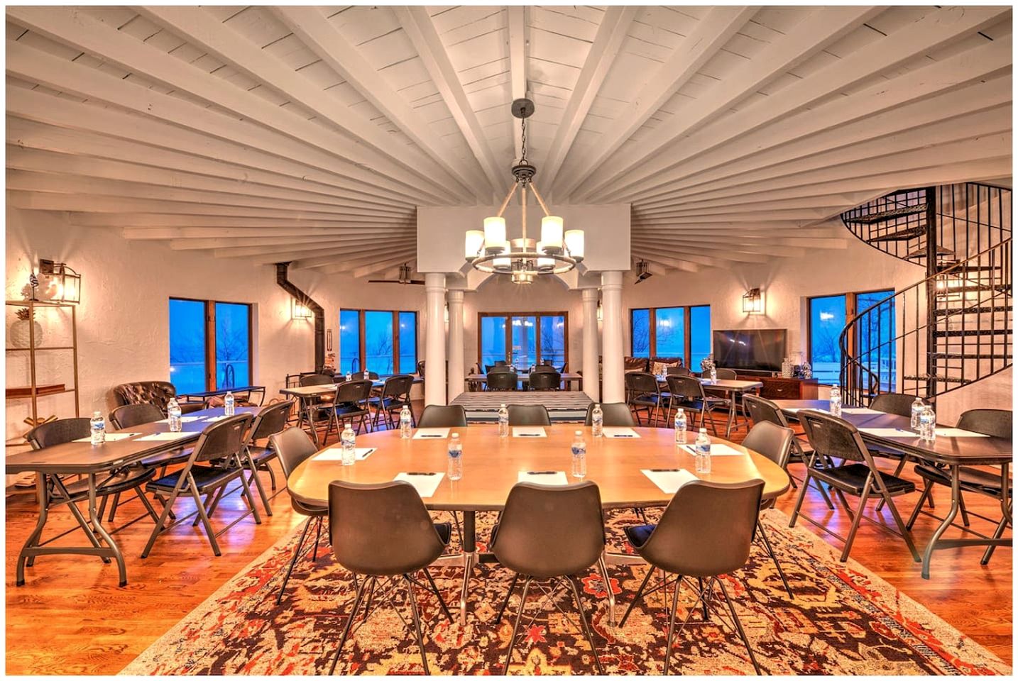 Incredible Lakefront Villa with Gorgeus Sights and Fireplace in Gary, Indiana