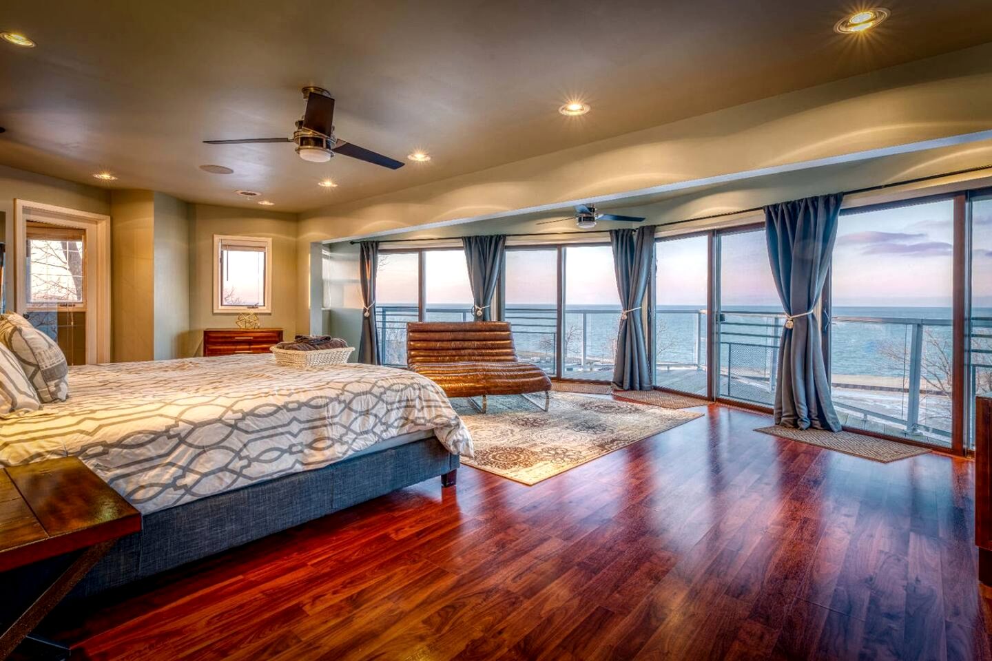 Incredible Lakefront Villa with Gorgeus Sights and Fireplace in Gary, Indiana