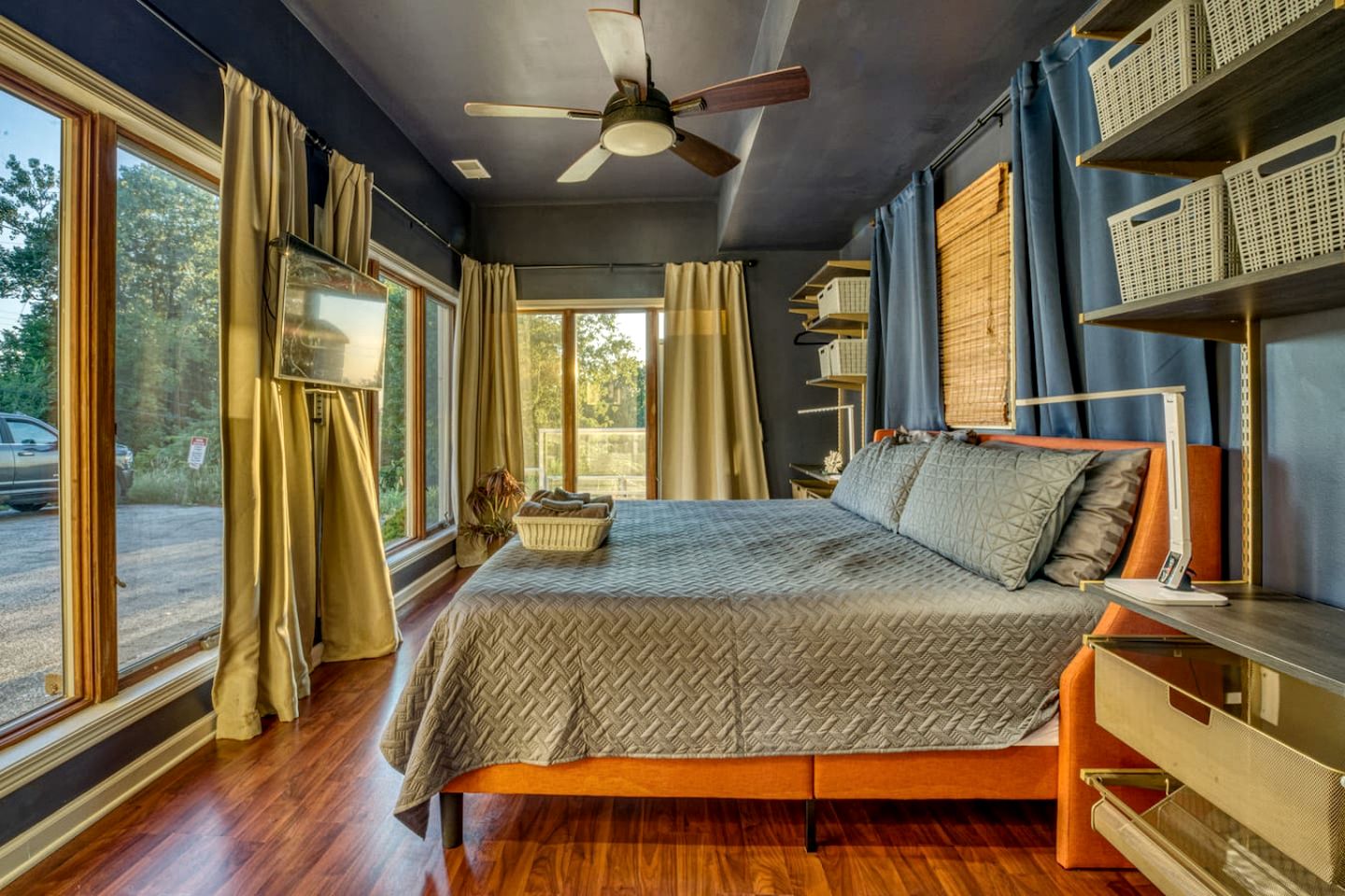 Incredible Lakefront Villa with Gorgeus Sights and Fireplace in Gary, Indiana