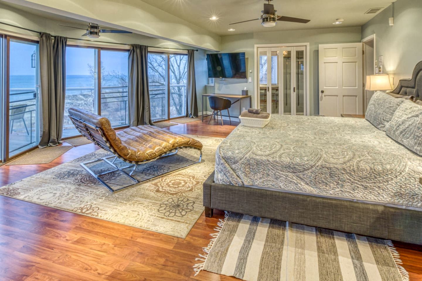 Incredible Lakefront Villa with Gorgeus Sights and Fireplace in Gary, Indiana