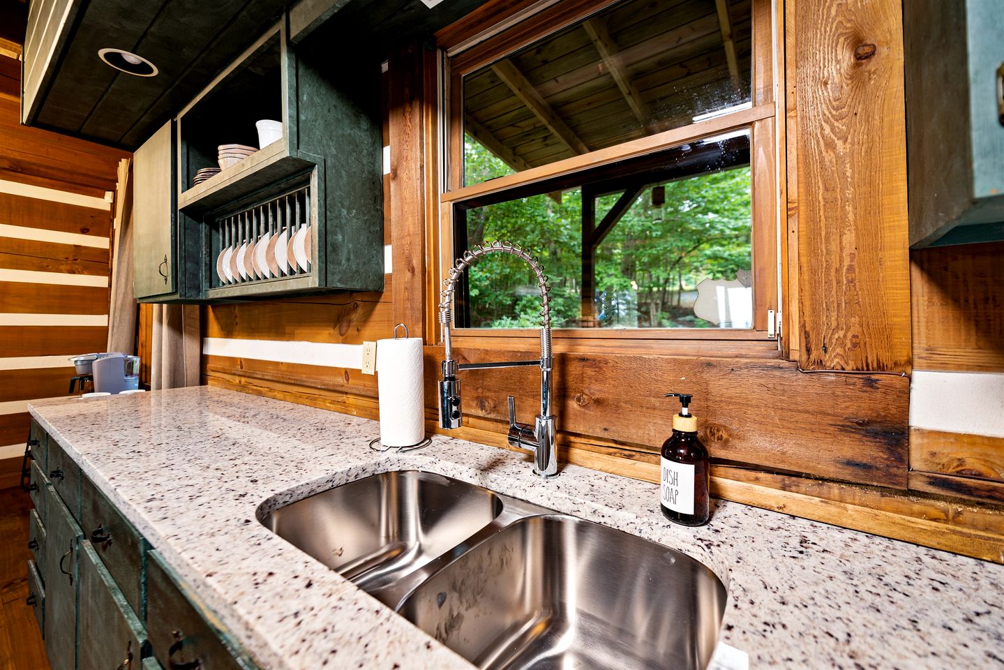 Incredible Log Cabin with Fireplace, Fire Pit and Hot-tub in Mentone, Alabama