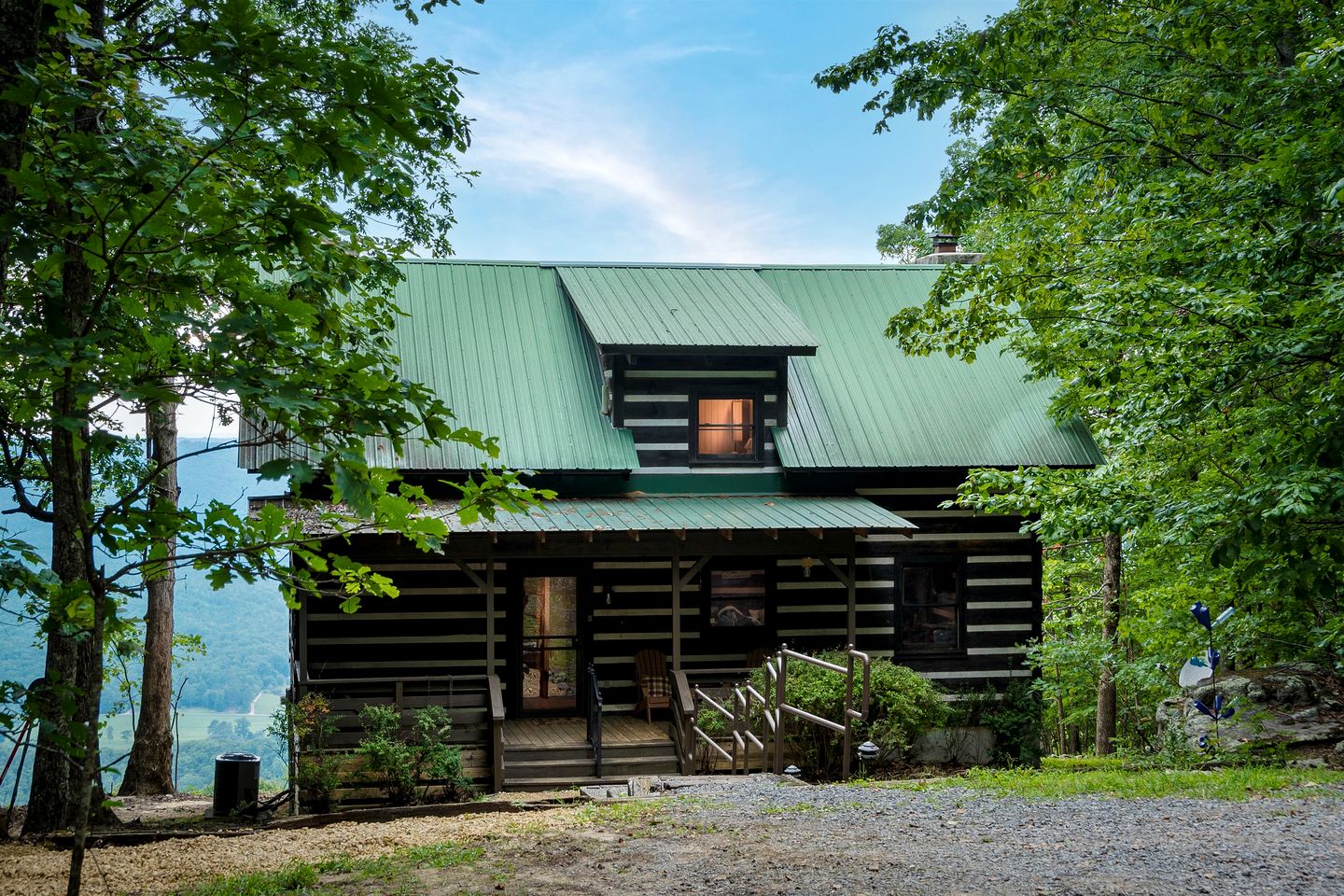 Incredible Log Cabin with Fireplace, Fire Pit and Hot-tub in Mentone, Alabama