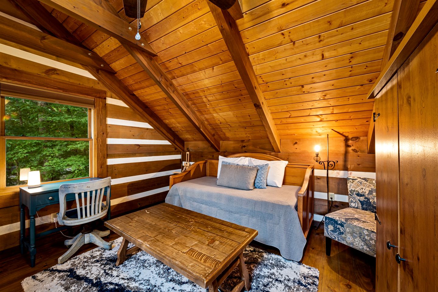 Incredible Log Cabin with Fireplace, Fire Pit and Hot-tub in Mentone, Alabama