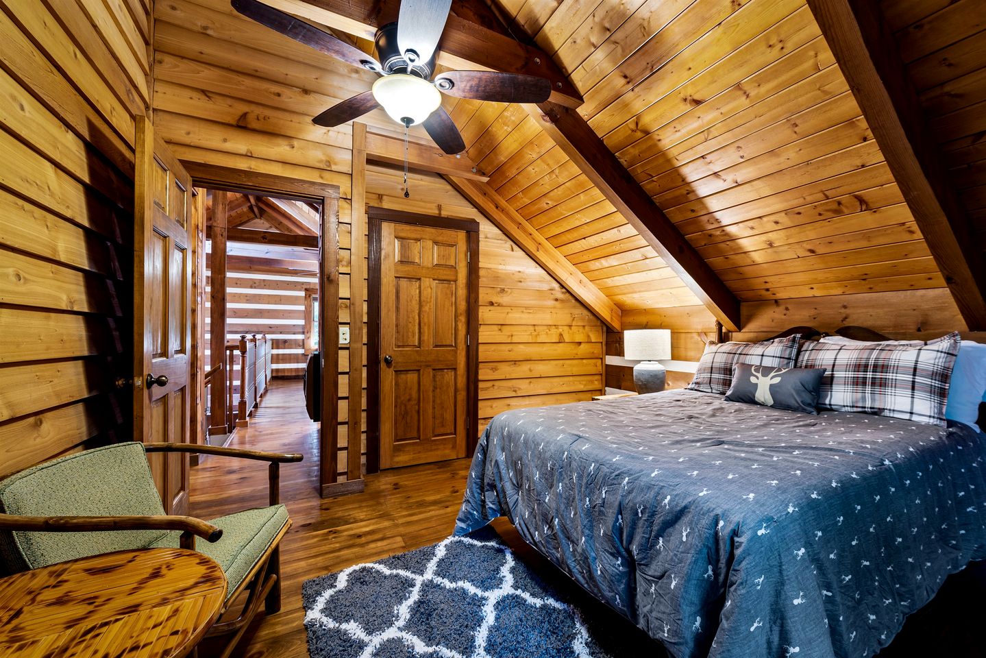Incredible Log Cabin with Fireplace, Fire Pit and Hot-tub in Mentone, Alabama