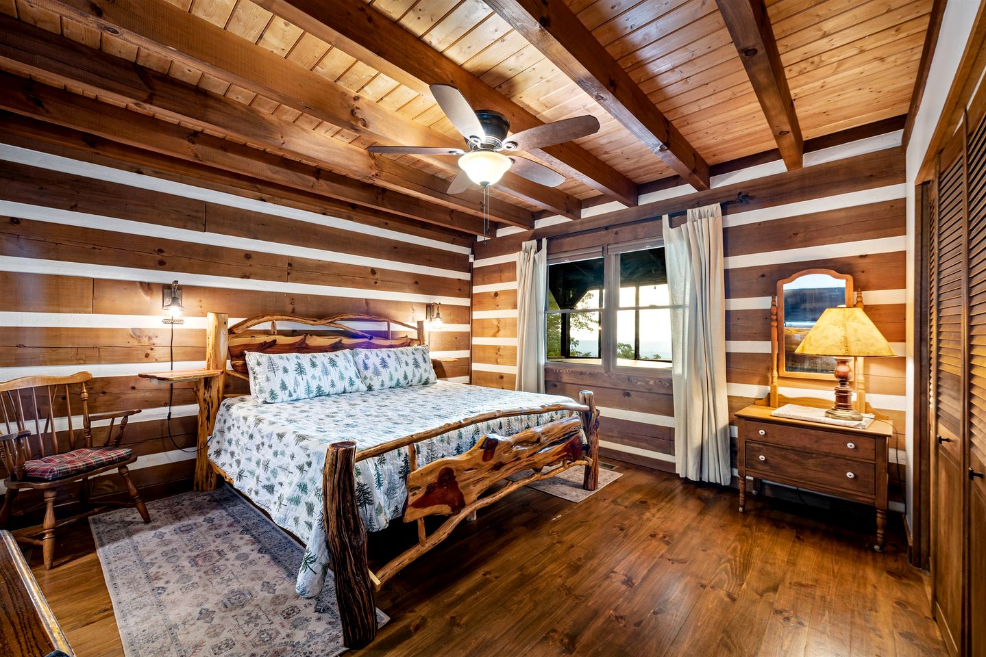 Incredible Log Cabin with Fireplace, Fire Pit and Hot-tub in Mentone, Alabama