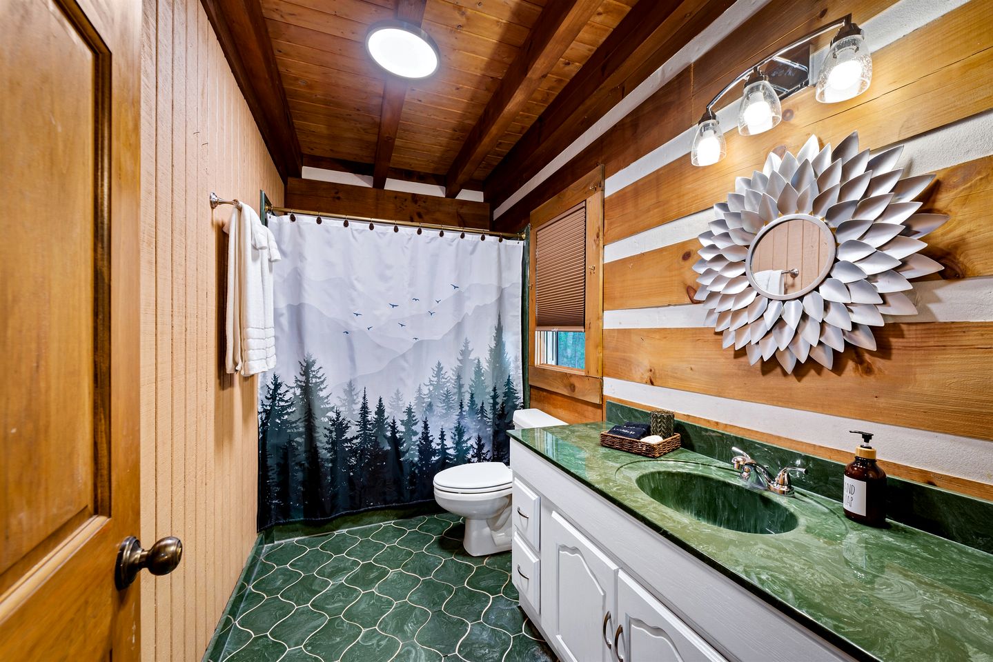Incredible Log Cabin with Fireplace, Fire Pit and Hot-tub in Mentone, Alabama