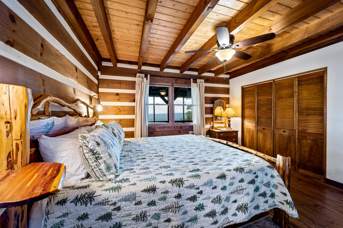 Incredible Log Cabin with Fireplace, Fire Pit and Hot-tub in Mentone, Alabama