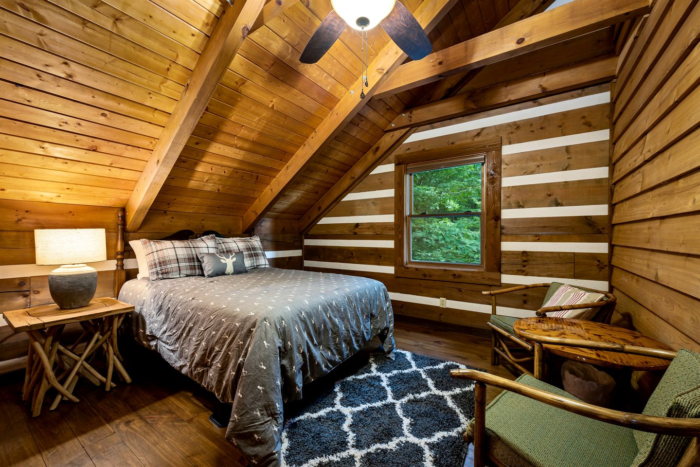 Incredible Log Cabin with Fireplace, Fire Pit and Hot-tub in Mentone, Alabama