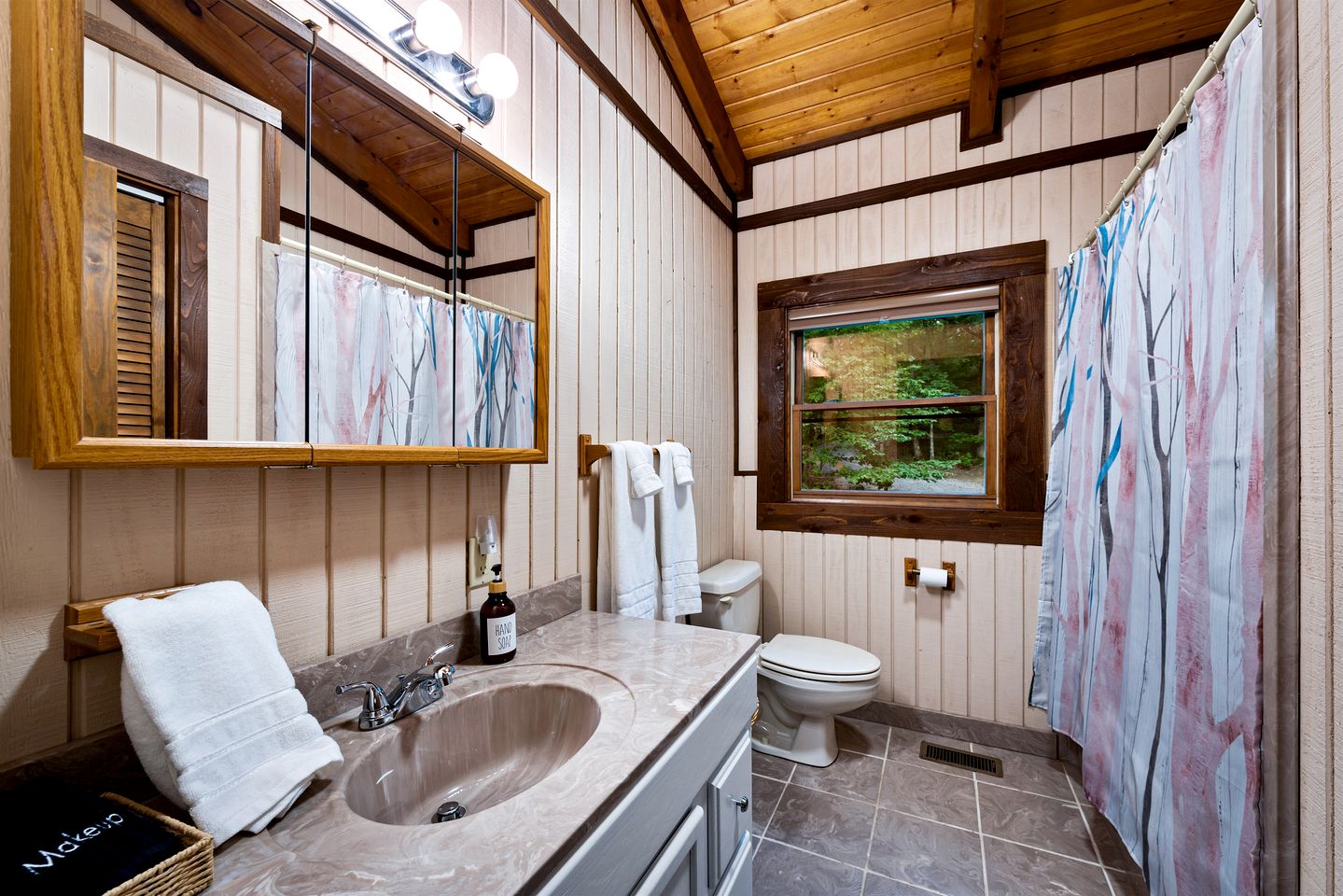Incredible Log Cabin with Fireplace, Fire Pit and Hot-tub in Mentone, Alabama
