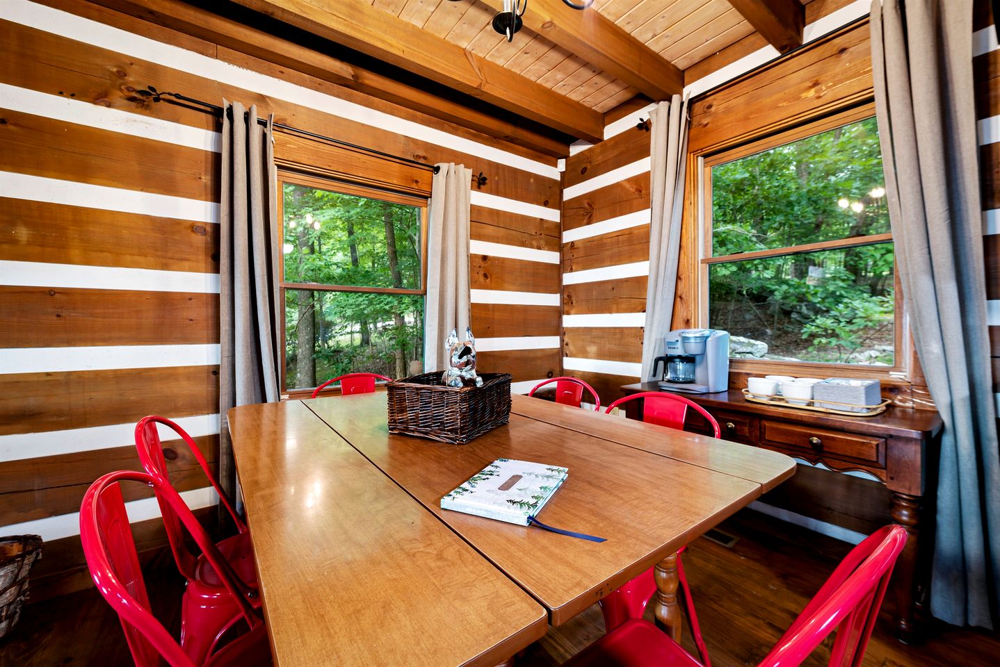 Incredible Log Cabin with Fireplace, Fire Pit and Hot-tub in Mentone, Alabama