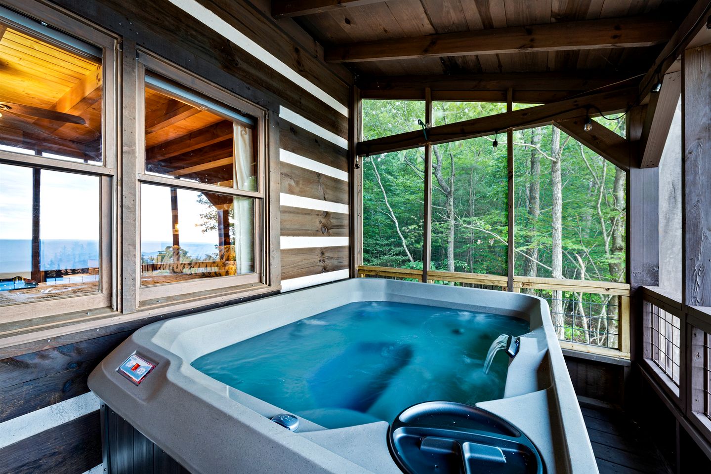 Incredible Log Cabin with Fireplace, Fire Pit and Hot-tub in Mentone, Alabama