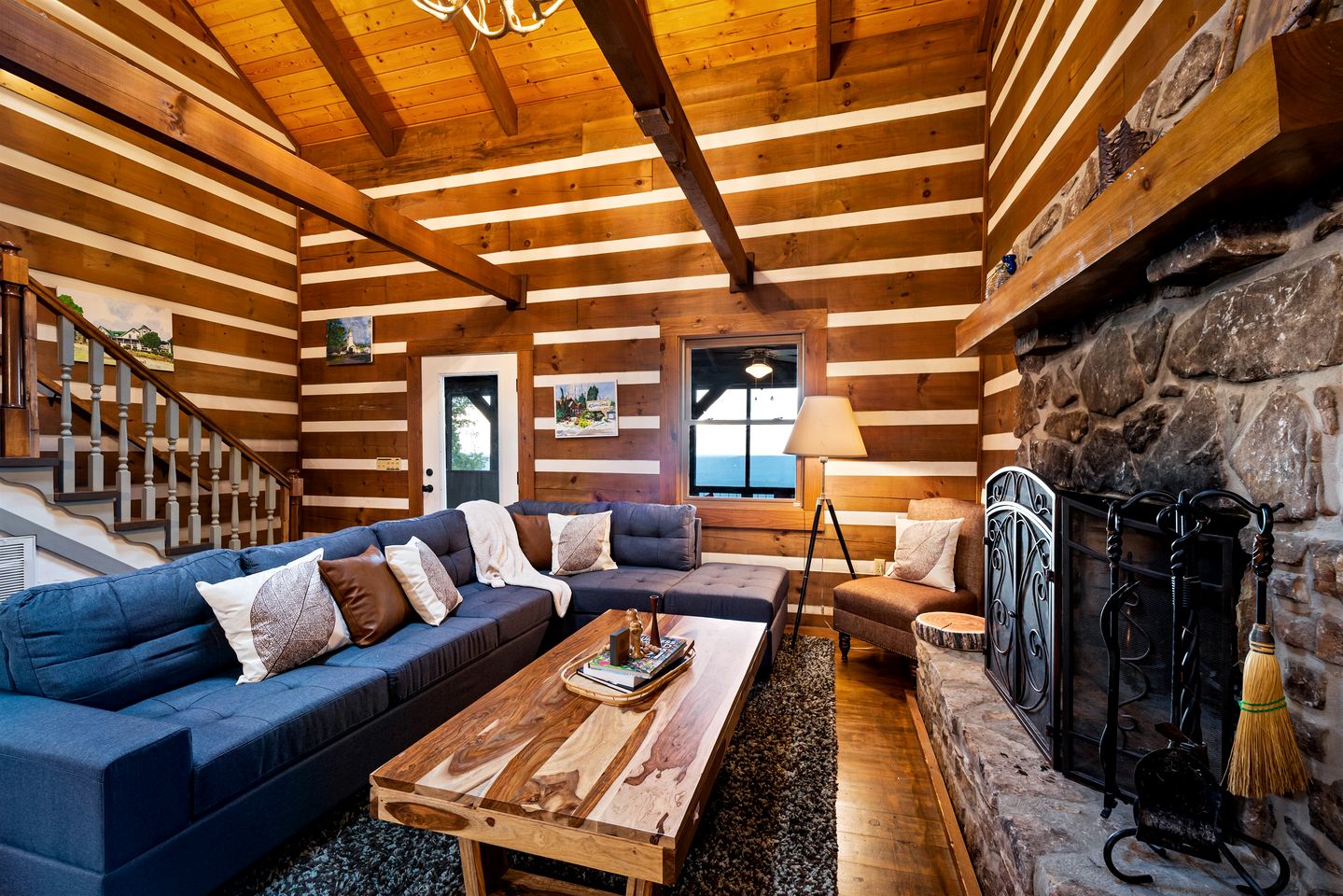 Incredible Log Cabin with Fireplace, Fire Pit and Hot-tub in Mentone, Alabama